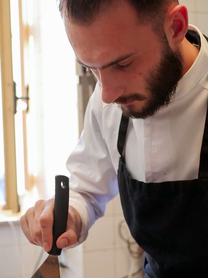 Le fondateur de TimeNow en cuisine, dressant une assiette